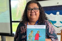 Aborígene traduz partes da Bíblia para seu povo: "Me sinto honrada"