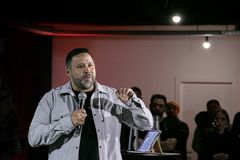 Após levar um tiro, jovem se volta para Jesus e vira pastor