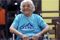 Com mais de 100 anos, idosa emociona ao se tornar intercessora