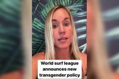 Surfista cristã critica nova regra que permite trans na liga feminina e recebe apoio