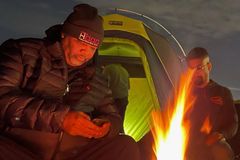 Pastor de Chicago faz 'acampamento de oração' por 100 dias para acabar com a violência