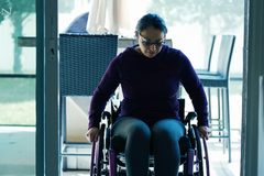 Mulher deixa cadeira de rodas após ouvir testemunho: "Quis viver o mesmo"