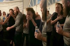 Mulher é curada durante batismo e volta a andar: "Vi uma luz quando mergulhei"