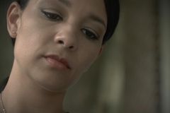 Mulher que fazia ritual em cemitério se converte e reconhece "verdadeiro valor em Cristo" | Notícias Gospel