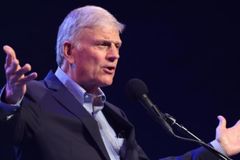 Graham critica Igreja Anglicana por aprovar bênção à união gay