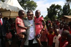 Missão evangélica ajuda dezenas de crianças com alimento e educação na África | Notícias Gospel