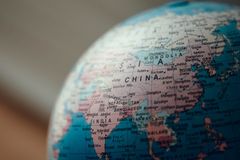 Casal que compartilha o Evangelho com crianças escapa de prisão na China