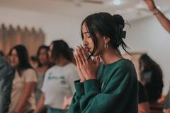 Apenas 13% da Geração Z vai à igreja toda semana, segundo pesquisa