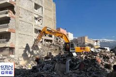 "Continue orando": Sobreviventes ainda são encontrados nos escombros do terremoto