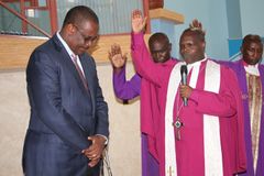 Igrejas do Quênia proíbem políticos nos púlpitos: "Contamina a santidade do culto"