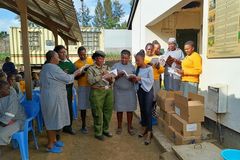 Missionários distribuem Bíblias em presídio feminino no Quênia