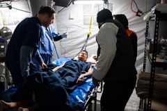 Adolescente que ficou 7 dias sob escombros é socorrido por missão cristã na Turquia