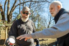 Igreja faz reciclagem para arrecadar dinheiro para missões