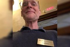 Um dos maiores teólogos da atualidade serve como porteiro em Asbury: "Jesus é o centro"