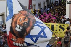 Igreja desfila com bloco evangelístico no carnaval e com direito à "Aba Deus" | Notícias Gospel