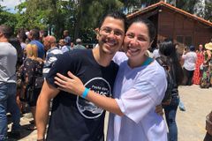 Jovem se entrega a Jesus após sofrer AVC no Carnaval da Bahia: "Deus tinha um propósito"