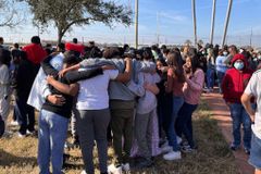 Adolescentes levam avivamento às escolas no Texas: ‘Pregam e oram por enfermos’