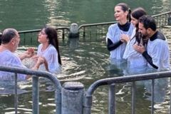 Luciano Camargo é batizado com sua família em Israel
