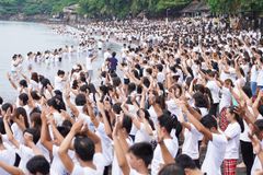 "Avivamento": Centenas de pessoas são batizadas em praia nas Filipinas