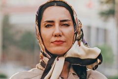 Iraniana alcança muçulmanas após ouvir chamado de Deus: "Você servirá entre as nações"