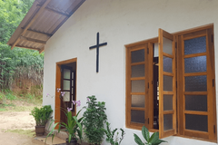 Pastor e esposa são agredidos por multidão após reunião na casa de um cristão, no Sri Lanka