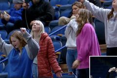 Após fim das reuniões na Universidade de Asbury, pessoas fizeram culto em arena