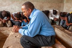 Pastor é atacado ao levar 37 muçulmanos a Cristo durante debate em mesquita