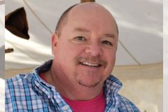 Homem volta a enxergar após esposa obedecer direção de Deus e passar lama em seus olhos