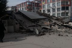 Igreja que servia como abrigo é atingida por terremoto na Turquia