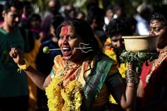 Casal hindu que tentou se matar ouve a voz de Deus ao ver pastor lendo a Bíblia | Notícias Gospel