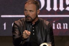 Pastor diz que igrejas estão ficando "abertamente ímpias"