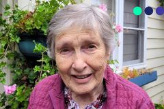 "É muita alegria ver as pessoas chegando à fé", diz mulher que traduz a Bíblia há 60 anos