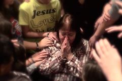 Idosa é curada de câncer durante oração no grupo de jovens