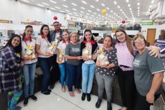 Mulheres oram por funcionários de lojas antes do expediente