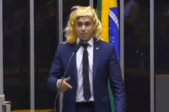 Nikolas Ferreira usa peruca e defende mulheres em discurso na Câmara