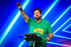 “Esposa não deve negar sexo ao marido” diz Estevam Hernandes