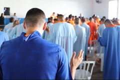 Presídio em Rondônia batiza 21 presos em trabalho de assistência