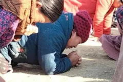 Policiais bloqueiam estrada que leva à igreja e agridem cristãos no Vietnã