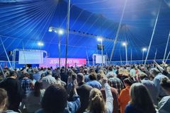 Culto em tenda já dura 19 semanas: "Desde Asbury, a fome cresceu"