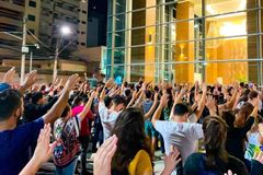 Igreja chama atenção por evangelismo com louvores em shopping