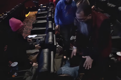 Pessoas são libertas de possessão demoníaca em cinemas durante filme sobre libertação