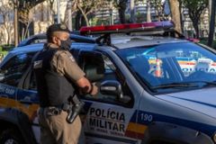 Mulher tenta esganar menina em igreja e alega possessão demoníaca