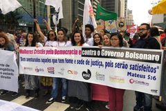 Evangélicas feministas de esquerda e pela igualdade de gênero fazem protesto contra Bolsonaro | Notícias Gospel