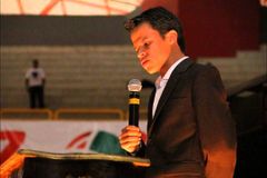 Pastor critica músicas que tratam Deus como "você": "Tem que tremer diante deste nome" | Notícias Gospel