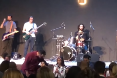 Filha de Luciano Camargo ora durante culto na igreja e emociona o cantor