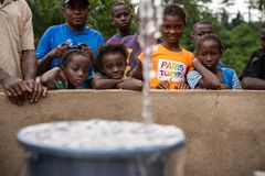 Missão fornece água potável e prega mensagem de Jesus: "Muitos chegam à fé"