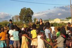 Jovem escuta voz de Deus em balada e se torna missionária: "Ele muda histórias"