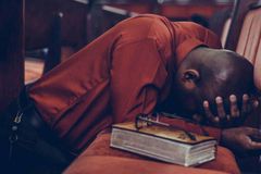 Igreja evangélica entrega “lista de pecados” a fiéis que vão de horóscopo a jogos de RPG