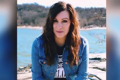 Mulher abandona ocultismo após visitar igreja: ‘Jesus pode te libertar’