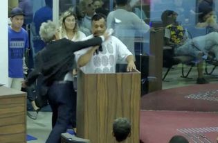 Pastor é agredido enquanto discursava na tribuna da Câmara em MG
